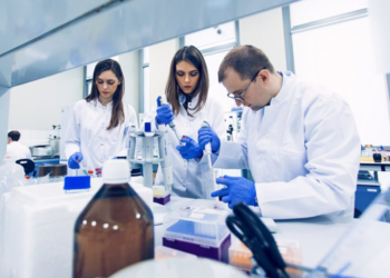 Naukowcy  z Krakowa stworzyli substancję hamującą zakażenie koronawirusem.